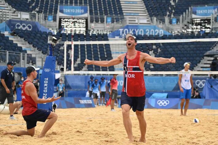 VÔLEI DE PRAIA - A dupla norueguesa Mol e Sorum derrotou a dupla russa Krasilnikov e Stoyanovskiy por 2 sets a 0 e conquistou a medalha de ouro no vôlei de praia. 