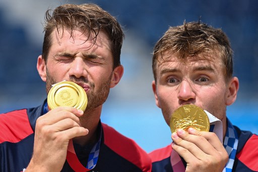 VÔLEI DE PRAIA - O lugar mais alto no pódio no vôlei de praia masculino, nos Jogos Olímpicos de Tóquio, é da dupla norueguesa Mol/Sorum. Nesta sexta-feira, vitória na final sobre os russos Krasilnikov/Stoyanovskiy por 2 sets a 0, parciais de 21-17 e 21-18, confirmando o favoritismo. O pódio em Tóquio foi completado pelos cataris Cherif/Ahmed. Na disputa pelo bronze, vitória sobre Plavins e Tocs, da Letônia, responsáveis pelas eliminações das duas duplas brasileiras na competição.