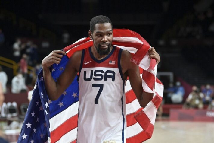 BASQUETE MASCULINO - Kevin Durant fez história em Tóquio. Além de se tornar o maior cestinha da história dos Estados Unidos em Olimpíadas, o ala se tornou o maior campeão olímpico do país na modalidade com três medalhas de ouro (empatado com Carmelo Anthony). 