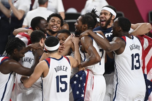 BASQUETE MASCULINO - Os Estados Unidos se sagraram campões olímpicos do basquete em Tóquio. Em final disputada contra a França, o time comandado por Gregg Popovich venceu a equipe europeia por 87 a 82. Destaques para Kevin Durant e Jaysom Tatum foram os destaques, com 29 e 19 pontos, respectivamente. É a 16ª medalha de ouro do basquete norte-americano em Jogos Olímpicos.