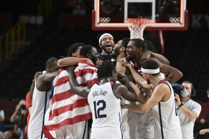 BASQUETE MASCULINO - O Estados Unidos conquistou a quarta medalha de ouro consecutiva no basquete masculino. Os americanos venceram a França por 87 a 82 e se vingaram das derrotas para os franceses na Copa do Mundo de 2019 e na estreia em Tóquio. 