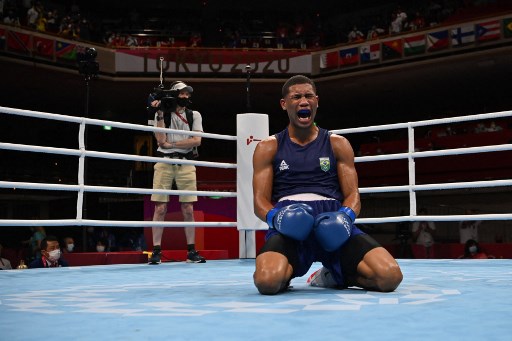 BOXE - Hebert acertou um cruzado de esquerda, conseguiu um nocaute técnico e saiu vitorioso. O brasileiro repetiu o feito de Robson Conceição, que na Rio-2016 também conquistou o ouro no boxe. Eles são os únicos atletas do país a serem campeões olímpicos da modalidade.