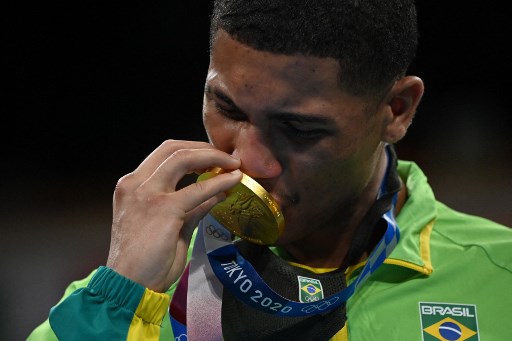 BOXE - Mais uma medalha de ouro para o Brasil! Hebert Conceição, de 23 anos, derrotou nesta madrugada o ucraniano Oleksandr Khyzhniak por nocaute técnico na final da categoria até 75kg do boxe, sagrando-se o segundo brasileiro a ser campeão olímpico na modalidade.