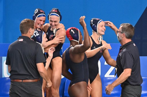 POLO AQUÁTICO - Na categoria feminina, os Estados Unidos conquistaram o ouro ao bater a Espanha por 14 a 5. A Hungria terminou com a medalha de bronze.