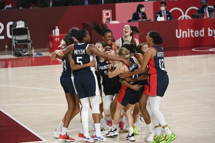 BASQUETE FEMININO - Na disputa pela medalha de bronze, a França venceu a Sérvia por 91 a 76. O Estados Unidos disputam o ouro contra o Japão. 