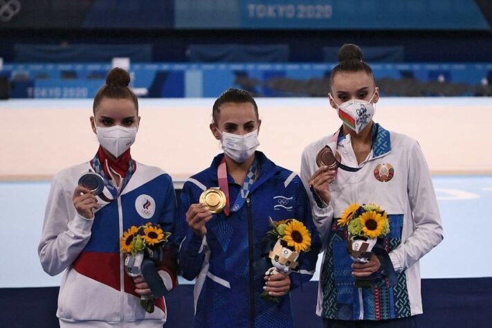 GINÁSTICA RÍTMICA - Linoy Ashram quebrou uma hegemonia de 25 anos das russas no topo do pódio do individual geral da ginástica rítmica. A israelense superou as gêmeas Dina e Arina Averina, do Comitê Olímpico Russo, e conquistou um ouro inédito para Israel. Dina ficou com a prata, enquanto Arina falhou na última apresentação e perdeu o bronze para Alina Harnasko, de Belarus.