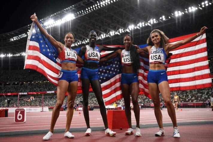 ATLETISMO - Os Estados Unidos conquistaram a medalha de ouro no revezamento 4x400m feminino. É o sétimo ouro consecutivo do país norte-americano nesta prova em Olimpíadas. A Polônia ficou com a medalha de prata, enquanto a Jamaica completou o pódio. 