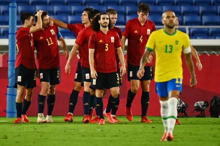 ESPANHA - SOBE: Carlos Soler e Bryan Gil comandaram a equipe no segundo tempo. / DESCE: Vallejo não conseguiu lidar com os atacantes brasileiros e sofreu com bolas nas costas. Em uma delas, Malcom marcou o gol que decidiu o jogo. 