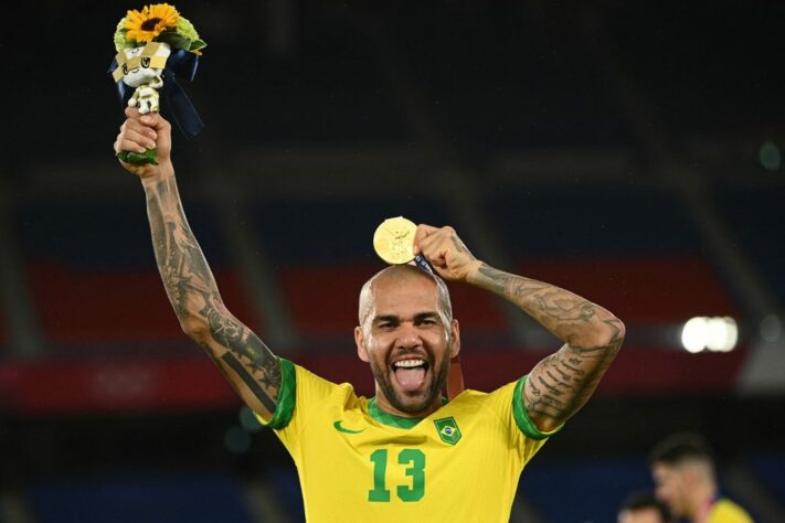 FUTEBOL MASCULINO - Jogador mais experiente do Brasil em Tóquio, Daniel Alves, de 38 anos, conquistou o seu 42º título da carreira. E foi a sua primeira medalha de ouro em Olimpíadas. 