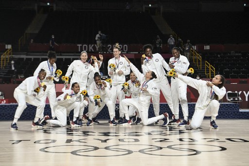 BASQUETE FEMININO - Não poderia ser diferente. Os Estados Unidos não tiveram dificuldade para bater o Japão na final do basquete feminino nos Jogos Olímpicos de Tóquio. A equipe norte-americana dominou a partida durante os 40 minutos e venceu por 90 a 75. Brittney Griner terminou como a cestinha do jogo, com 30 pontos. É nona medalha de ouro da equipe em Olimpíadas e a sétima seguida.