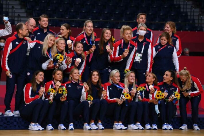 HANDEBOL - A Noruega ficou com a medalha de bronze. As norueguesas venceram as suecas por 36 a 19 na disputa pelo terceiro lugar.