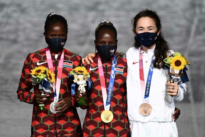 MARATONA - Já no feminino, a Quênia fez dobradinha. Peres Jepchirchir venceu a prova e conquistou a medalha de ouro. Brigid Kosgei ficou com a prata e a americana Molly Seidel completou o pódio.