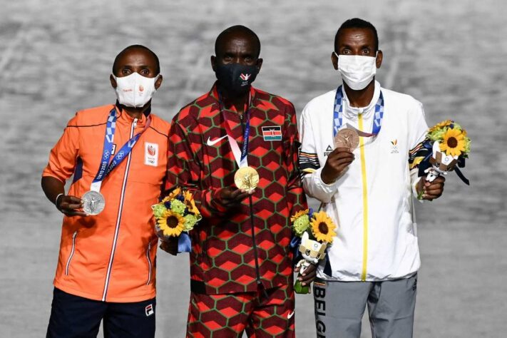 MARATONA - No masculino, Eliud Kipchoge, da Quênia, venceu a prova. A medalha de prata ficou com o holandês Abdi Nageeye e o bronze ficou com o belga Bashir Abdi.