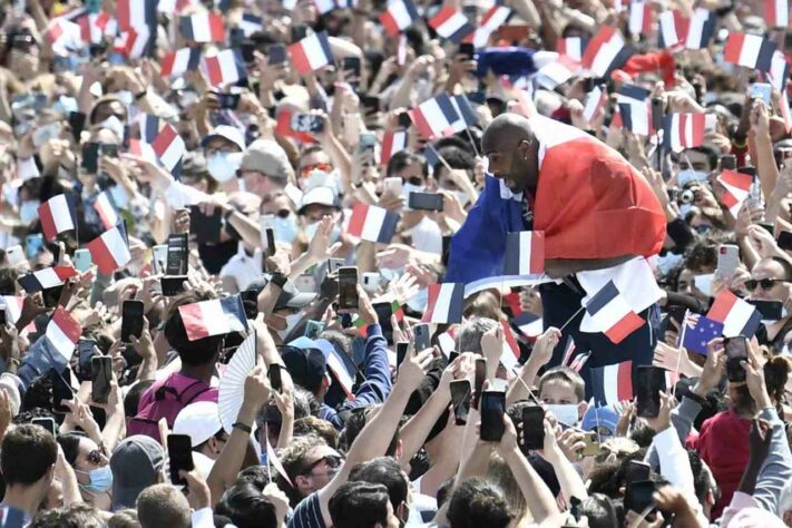 CERIMÔNIA DE ENCERRAMENTO - Em Paris, o judoca Teddy Riner marcou presença no evento realizado em frente à Torre Eiffel.