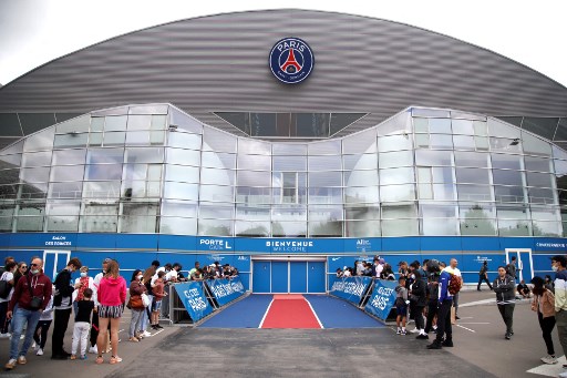 Desde cedo, torcedores do PSG se juntaram no Parque dos Príncipes aguardando a possível chegada de Messi