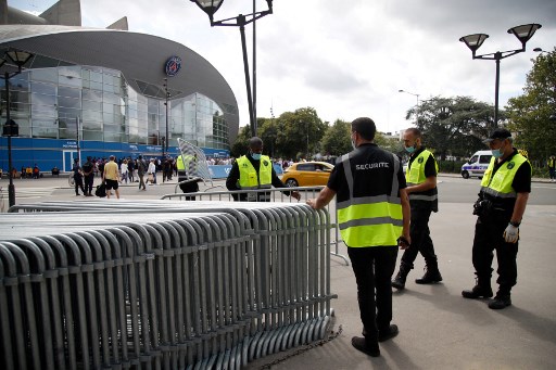 Seguranças também organizam grades para delimitar espaço dos torcedores do Paris Saint-Germain