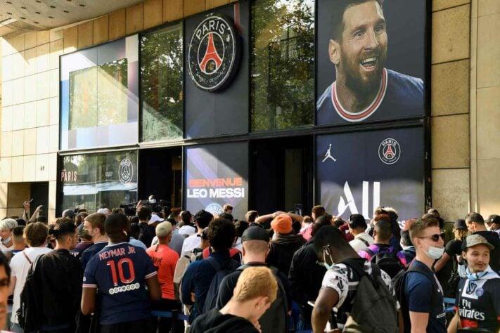  Apresentação de Lionel Messi no Paris Saint-Germain. Torcedores fizeram fila para comprar camisa de Messi.