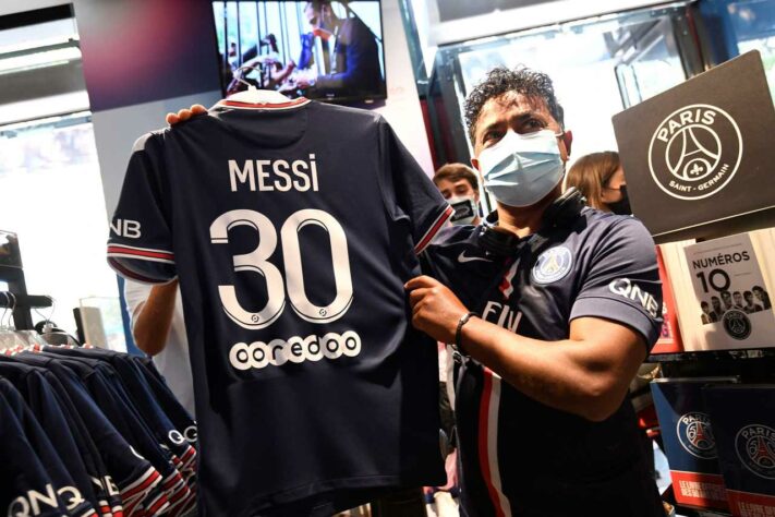  Apresentação de Lionel Messi no Paris Saint-Germain. Torcedores fizeram fila para comprar camisa de Messi.