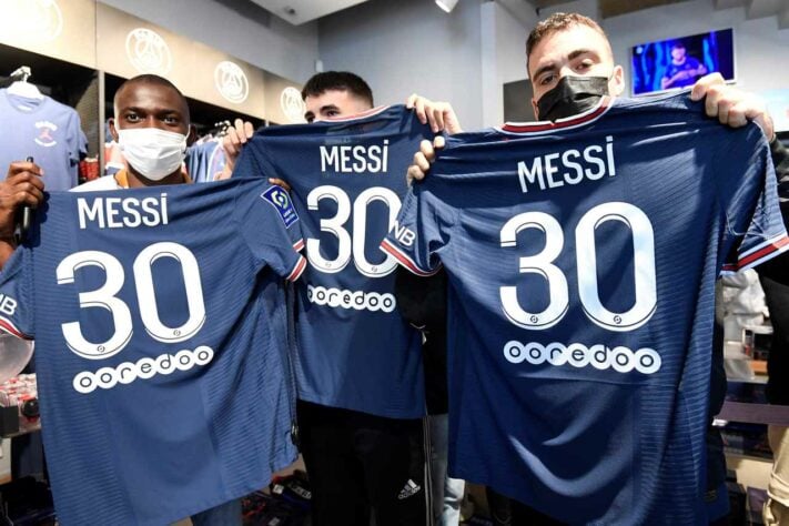  Apresentação de Lionel Messi no Paris Saint-Germain. Torcedores fizeram fila para comprar camisa de Messi.