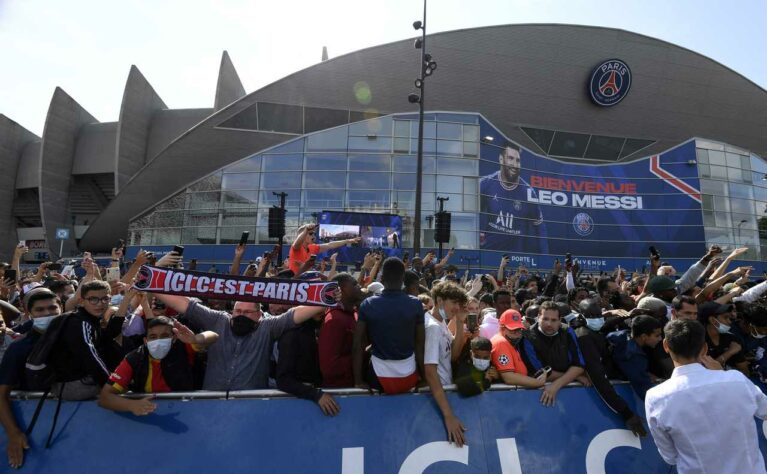 Apresentação de Lionel Messi no Paris Saint-Germain. Torcedores do PSG fizeram grande festa do lado de fora do estádio.