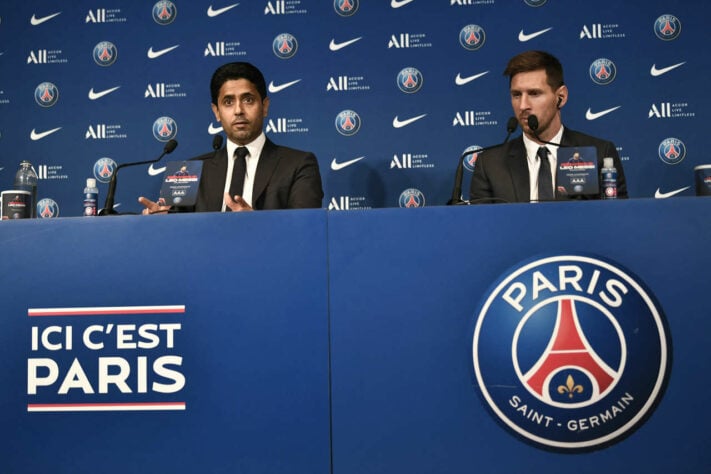Apresentação de Lionel Messi no Paris Saint-Germain. Nasser Al-Khelaïfi, presidente do PSG, também participou da coletiva de apresentação.
