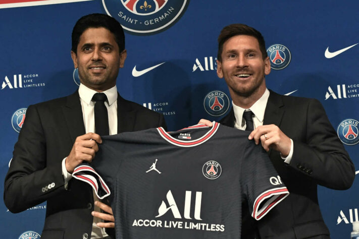Apresentação de Lionel Messi no Paris Saint-Germain. Nasser Al-Khelaïfi, presidente do PSG, também participou da coletiva de apresentação.