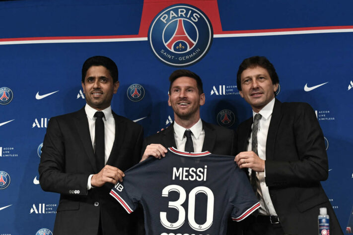 Apresentação de Lionel Messi no Paris Saint-Germain. O brasileiro Leonardo, diretor esportivo do clube parisiense, também apareceu.