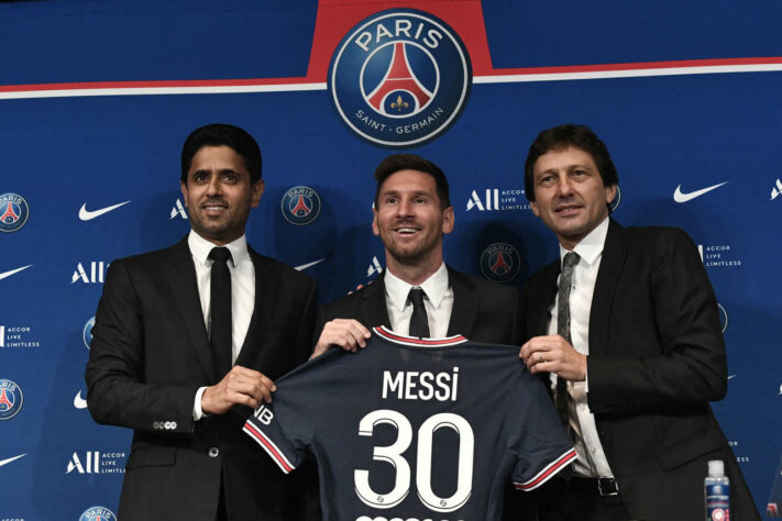 FECHADO - Lionel Messi falou publicamente pela primeira vez como novo jogador do Paris Saint-Germain. Anunciado pelo clube francês na última terça-feira, o astro argentino foi apresentado nesta quarta no Parque dos Príncipes e conversou com a imprensa em entrevista coletiva.