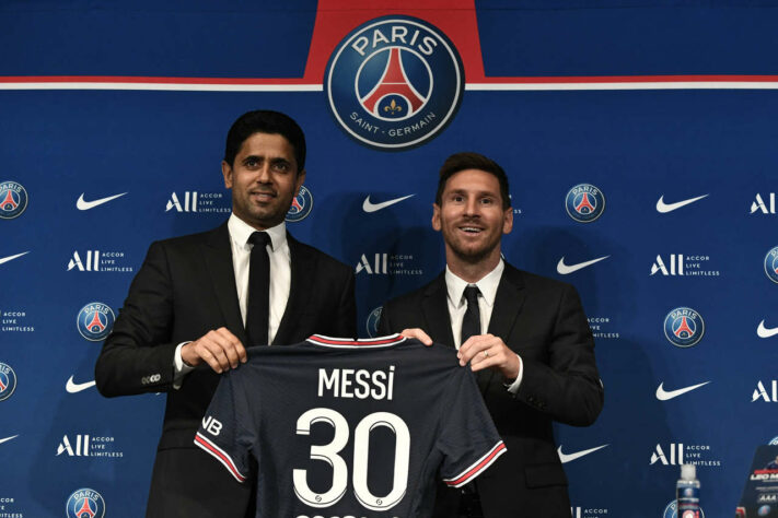 Apresentação de Lionel Messi no Paris Saint-Germain. Nasser Al-Khelaïfi, presidente do PSG, também participou da coletiva de apresentação.