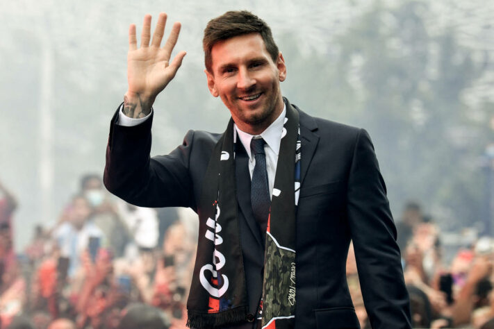 O argentino Lionel Messi foi oficialmente apresentado no Paris Saint-Germain nesta quarta-feira. Depois de deixar o Barcelona, o jogador de 34 anos chega para ser a nova estrela do clube parisiense. No Parque dos Príncipes, muitos torcedores foram acompanhar a chegada do novo camisa 30. Veja as imagens. (Por Futebol Internacional / @futinter@lancenet.com.br)