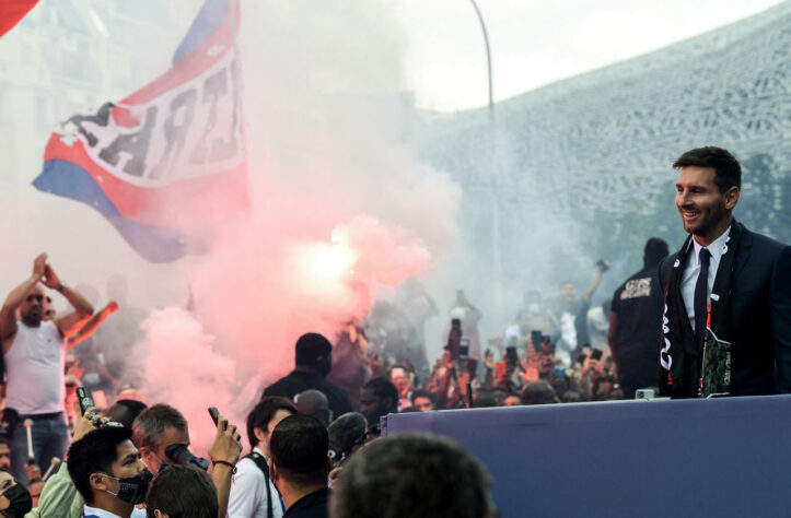 Apresentação de Lionel Messi no Paris Saint-Germain. Torcedores do PSG fizeram grande festa do lado de fora do estádio.