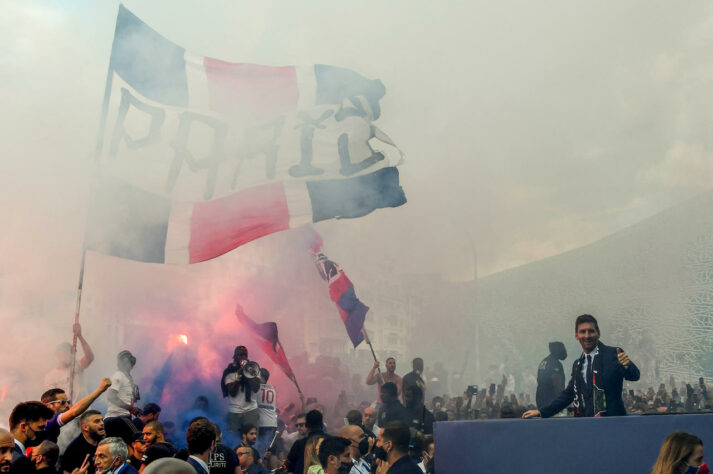 Apresentação de Lionel Messi no Paris Saint-Germain. Torcedores do PSG fizeram grande festa do lado de fora do estádio.