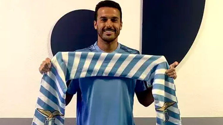 PEDRO: dispensado por José Mourinho, o atacante deixou a Roma para acertar com a maior rival, a Lazio. O jogador firma contrato por dois anos com o novo time. 