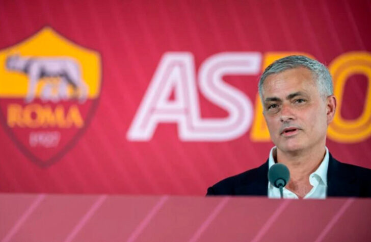 JOSÉ MOURINHO: demitido do Tottenham, da Inglaterra, o treinador firmou contrato com a Roma. Ele assinou por três anos e assume o lugar do compatriota Paulo Fonseca.