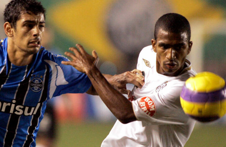 Copa Libertadores 2007 - Grêmio x Santos: invicto até chegar na semifinal, o Santos não conseguiu conter Diego Souza, que com 22 anos, fez ótima partida na Vila Belmiro, e o Grêmio venceu o jogo por 2 a 0.
