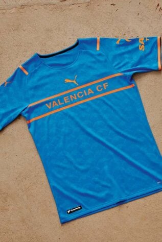 Os detalhes da camisa foram preenchidos em laranja, uma das cores do emblema do clube espanhol.