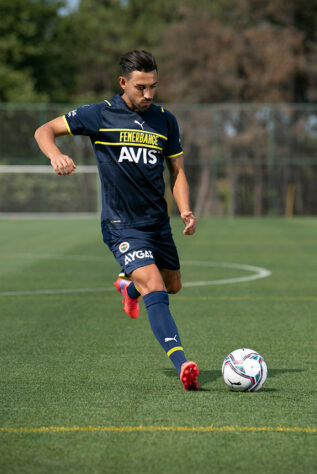 O volante turco İrfan Kahveci foi quem posou com o uniforme. 