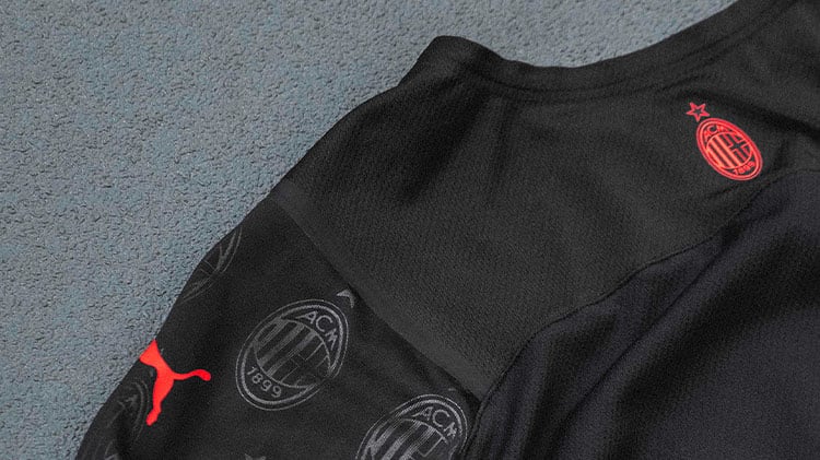 O emblema na parte de trás do uniforme foi preenchido em vermelho e os escudos camuflados também estão na manga.   