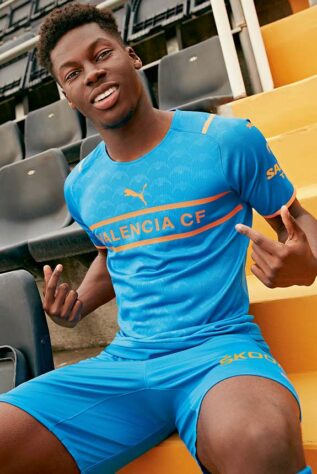 O meio-campista de 18 anos, Yunus Musah, foi o modelo do novo uniforme azul do Valencia.