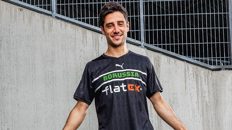 O meio-campista Lars Stindl posou com o novo uniforme, que conta com o nome do clube alemão preenchido em verde. 