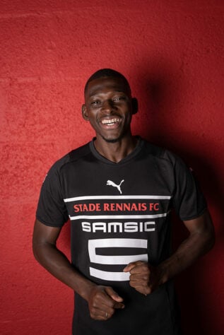 Hamari Traoré, lateral-direito de 29 anos que atua pela seleção de Mali, posou com o novo uniforme.