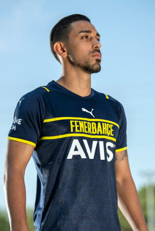 A nova camisa do Fenerbahçe ficou com os tradicionais azul escuro e amarelo do clube turco. 