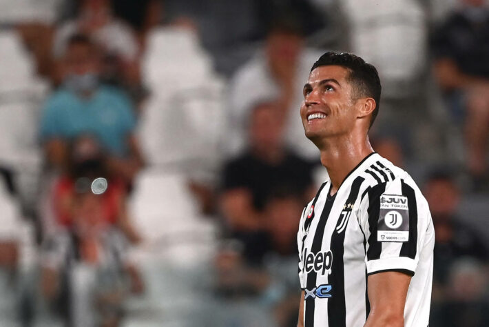 ESQUENTOU - Depois da mudança de clube de Lionel Messi, Cristiano Ronaldo também pode trocar de time nesta janela de transferências. De acordo com informações do 'L'Equipe', o craque português estaria disposto a trocar a Juventus pelo Manchester City. Segundo a publicação do jornal francês, Cristiano já teria entrado em contato com seu staff para buscar um acordo com a Juventus e com o Manchester City para costurar uma possível transferência.