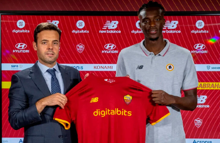 FECHADO - A Roma anunciou nesta terça-feira a contratação do jovem Tammy Abraham, de 23 anos, que pertencia ao Chelsea. O atleta assinou com a Giallorossi por cinco temporadas, até junho de 2026, e vestirá a camisa 9 na equipe de José Mourinho. A Roma informou que desembolsou 40 milhões de euros (R$ 247 milhões) para contratar o atleta. Segundo o repórter italiano Fabrizio Romano, o Chelsea terá uma cláusula de recompra a partir de 2023, no valor de 80 milhões de euros (R$ 494 milhões).