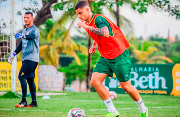 FECHADO - O Fluminense vai dando destino aos jogadores que estão fora dos planos de Roger Machado. O Sampaio Corrêa anunciou a contratação de Mascarenhas, cria da base do Tricolor. O lateral-esquerdo de 23 anos jogará emprestado até o fim da Série B do Brasileirão.