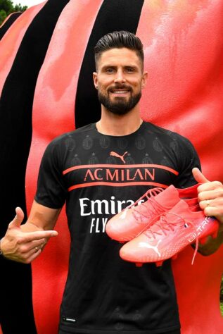 O atacante francês Olivier Giroud, recém contratado, posou com o novo uniforme rossonero. 