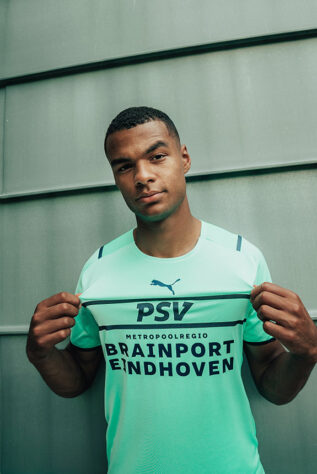 Com o verde usado em roupas de treino, a camisa do PSV fugiu do tradicional vermelho e branco.