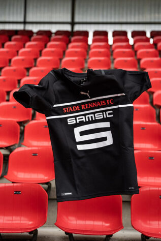 Em preto, com detalhes brancos e o nome em vermelho, a terceira camisa do Stade Rennais seguiu as cores do escudo do clube francês.