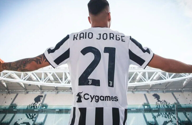 FECHADO - A Juventus anunciou, nesta terça-feira, a contratação do atacante brasileiro Kaio Jorge, revelado pelo Santos, que receberá 3 milhões de euros pela negociação. Aos 19 anos, o jogador receberá a camisa 21 da Juve, e assinará um contrato até 2026 com o clube italiano. Em sua apresentação na equipe italiana, Kaio Jorge recebeu a camisa 21 da Juventus, que já pertenceu à Zinedine Zidane, Andrea Pirlo e, mais recentemente, Paulo Dybala.