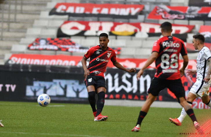 Athletico Paranaense: SOBE - Nikão - foi um dos poucos a tentar algo diferente em uma partida ruim de seus companheiros e que o jogo coletivo não funcionou. // DESCE - Thiago Heleno -  Deu uma entrada violenta em Adson e foi expulso.